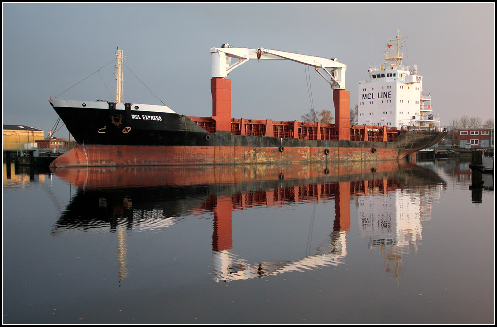 . Gedoppelt - 

Frachtschiff MCL Express im Groen Hafen von Wilhelmshaven. 18.11.2012 (Matthias)