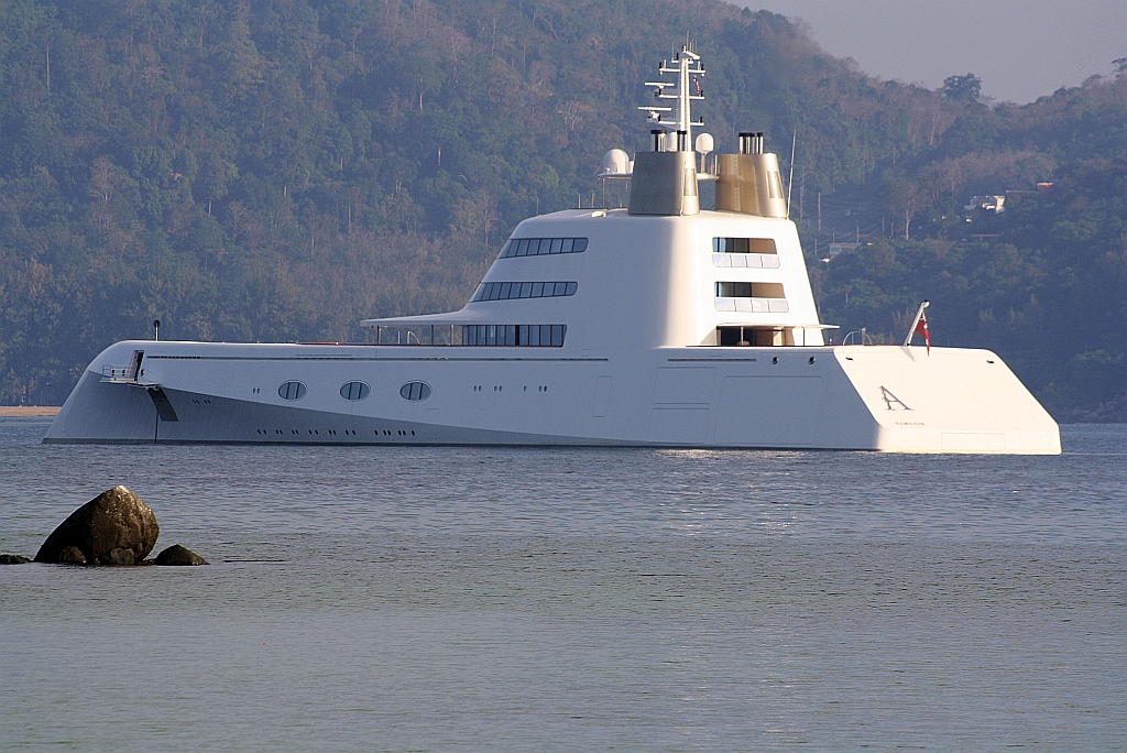 119m Yacht  A  (Baujahr 2008 - Blohm&Voss, Heimathafen Hamilton)IMO 1009340 am 08.Jnner 2012 in der Patong Bay. 

