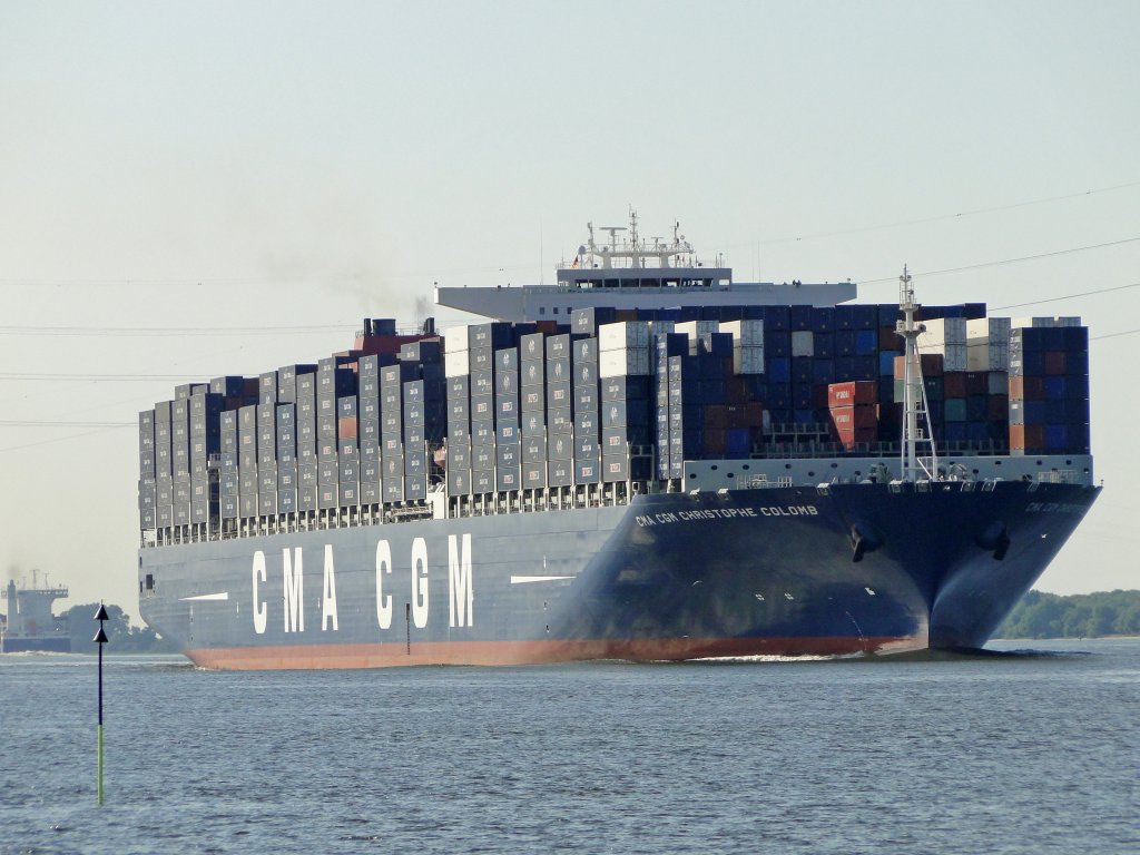 „CMA CGM Christophe Colomb“ Passiert Lhe am 13.07.2010 Kurs Hamburg.Der Frachter bringt es auf eine Tragfhigkeit von 157.000 Tonnen. Der 365 Meter lange und 51 Meter breite Containerriese kann 13 800 Container laden. 