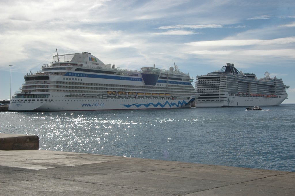 AIDA LUNA und MSC Fantasia am 17.12.2009 im Hafen von Arrecife/Lanzarote 