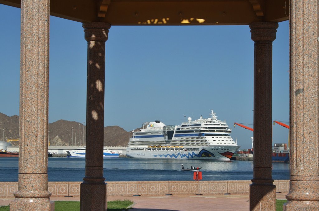 AIDAblu im Hafen von Muscat. (23.12.2012)
