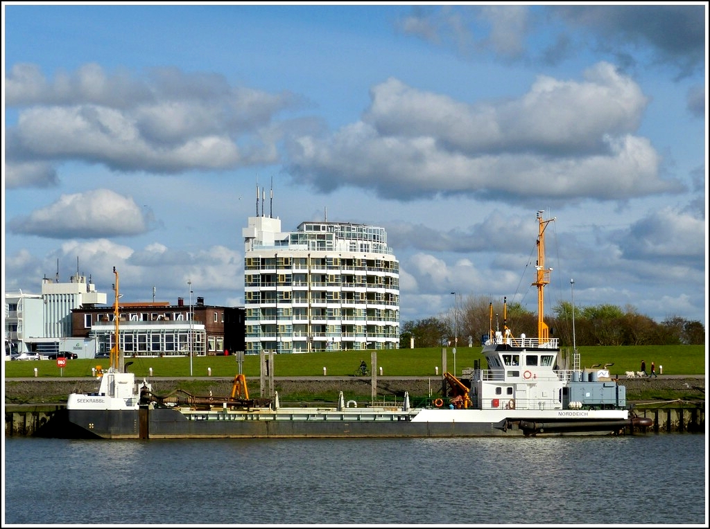Am 05.05.2012 liegt das Baggerschiff  SEEKRABBE  in Nordeich am Kai.
In Regelmssigen Abstnden wir mit diesem Spezialschiff der Angeschwemmte Schlick  aus der Fahrrinne im Hafenbereich entfernt. 