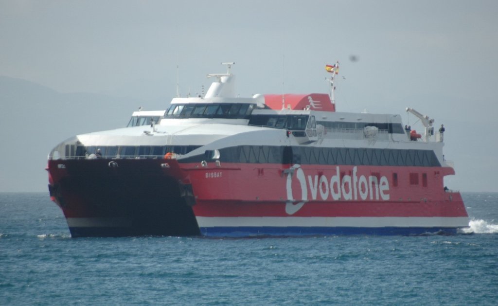 Am 11.05.2010 das Katamaran Fhrschiff BISSAT im Hafen von Tarifa/Spanien gesehen. Die Fhre fhrt zwischen Marokko und Spanien ber die Strasse von Gibraltar.