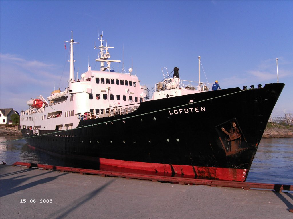 Am 15.6.2005 traf ich die MS LOFOTEN beim Wendmanver im Hafen von Svolvaer. MS Lofoten lief 1964 in Oslo vom Stapel und gehrt damit zu den ltesten und damit auch kleinsten Hurtigruten Schiffen.
Lnge: 87,4m, Breite: 13,2m. 

