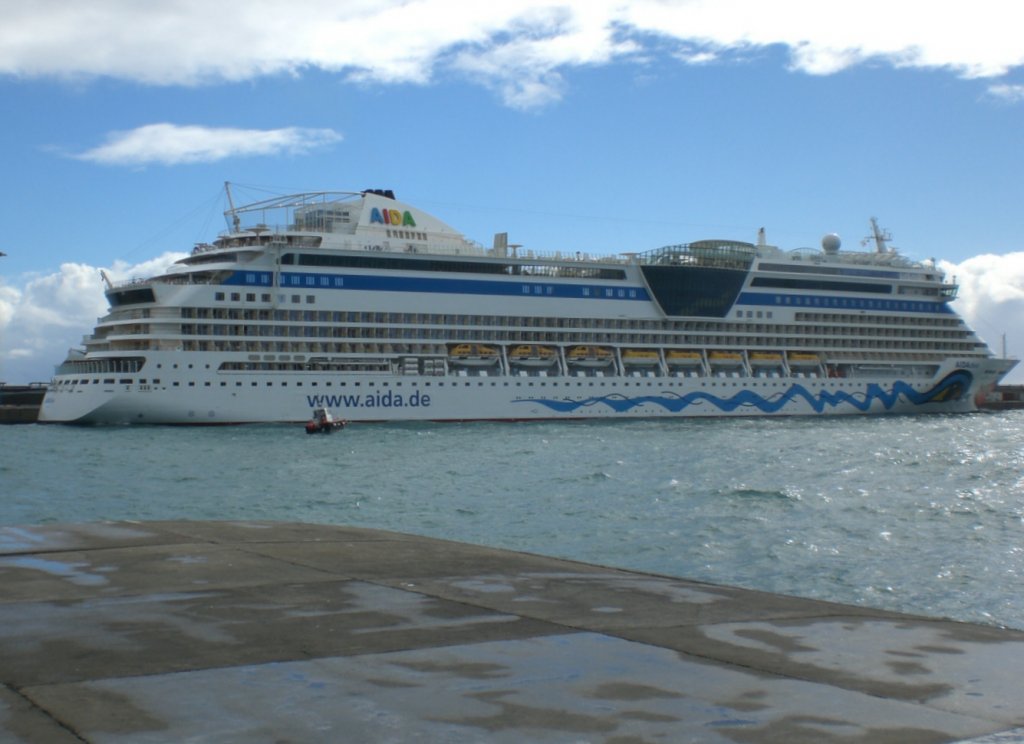 Am 20.12.2007 im Hafen von Arrecife/Lanzarote die AIDA DIVA gesehen.
Baujahr 2007, 68500 BRT, 20 Knoten, Lnge 252,00m, Breite 32,20m, Tiefgang 7,30m.  Besatzung 646 und Passagiere 2050.