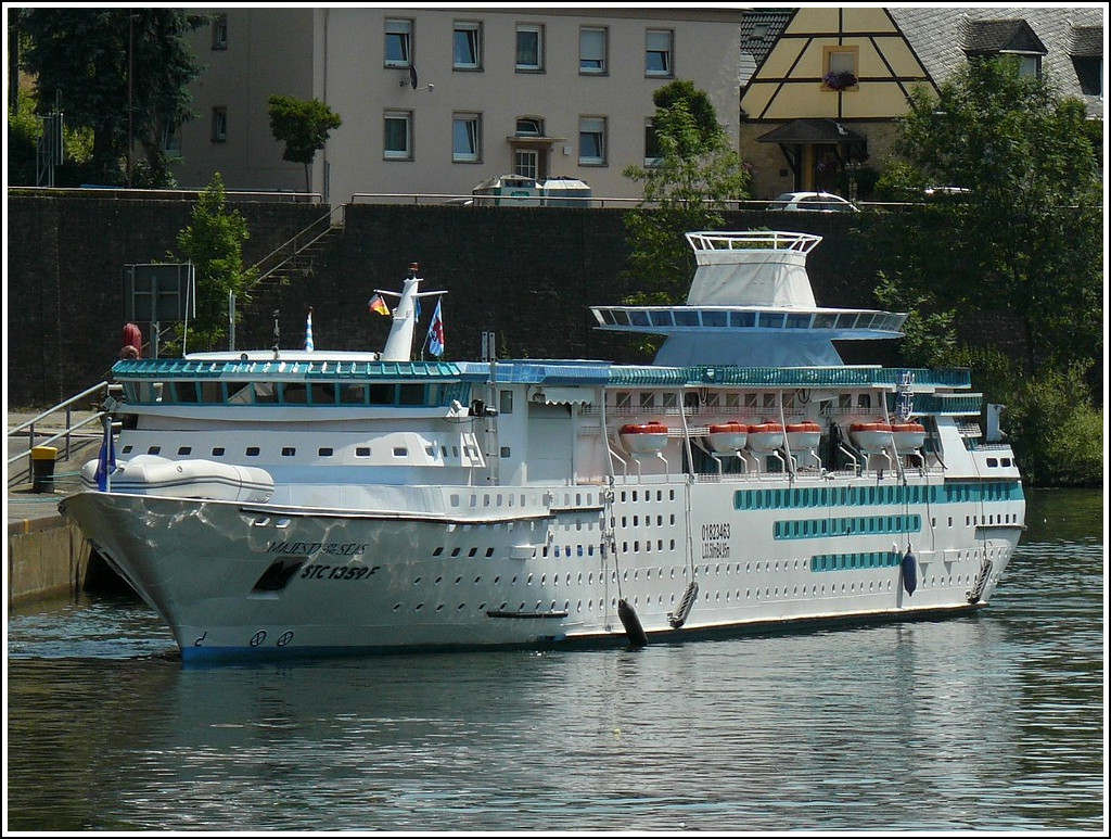 Am 27.06.2010 kam dieser Nachbau eines Luxusliners ber die Mosel nach Wasserbillig gefahren.    Majesty of Sea ,  Immo 01823463, L 33,50m, B 4,95m. 