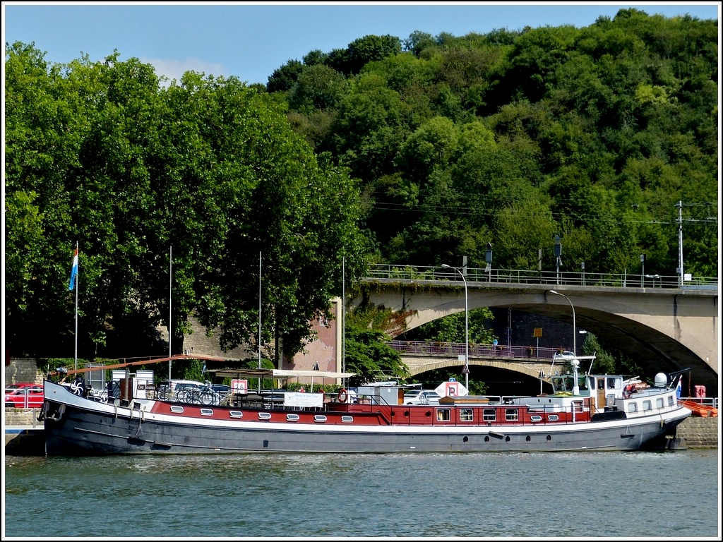 An der Anlegestelle von Wasserbillig hat dieser als Hotelschiff umgebauter Frachter  Eva Josiena  festgemacht. Das Schiff ist in diesem Sommer auf der Mosel und der Saar unterwegs und desweiteren werden Fahrradtouren an den Flssen entlang angeboten.  10.08.2012