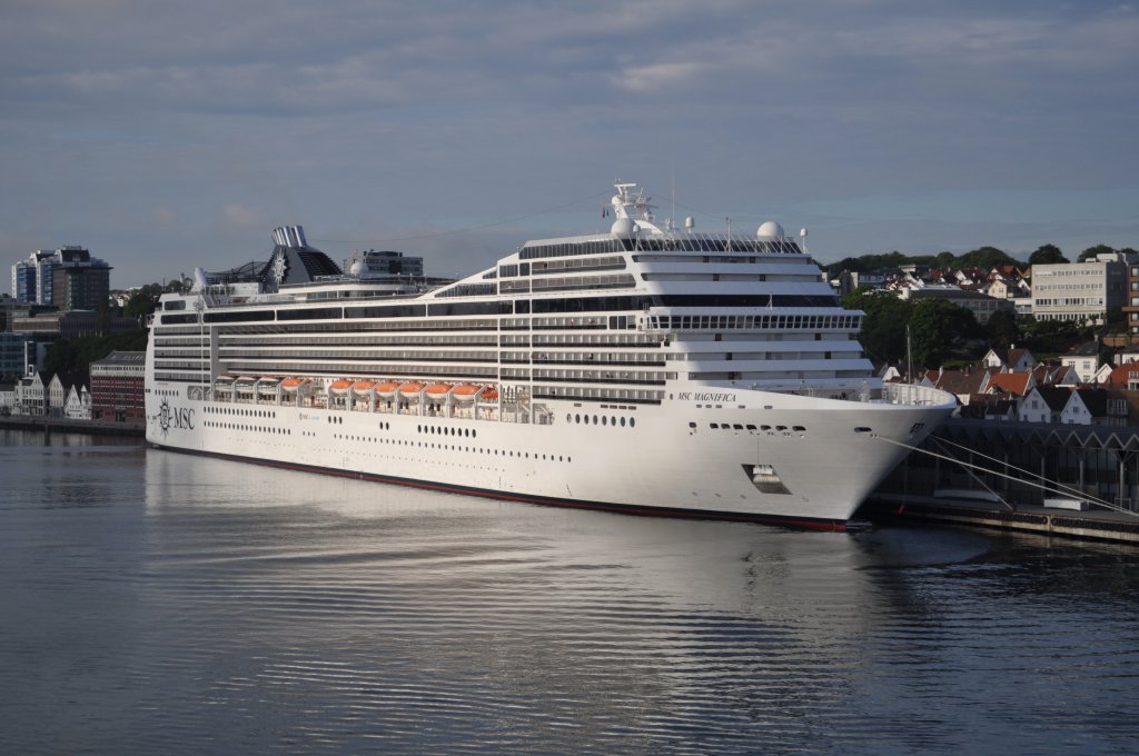 An Bord der  Costa Fortuna  .Im Hafen von Stavanger begrsst uns die MSC Magnifiga am 28.06.2012