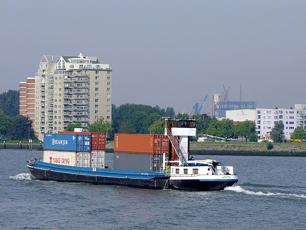 ANITA(2310111; L=62; B=7,24mtr.; 728t; 600ps; Bj.1957) transportiert im Hafen von Rotterdam eine Ladung 8 Stk. 40'Container; 110902