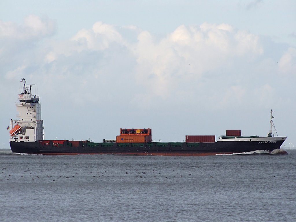 Antje-Russ(IMO-9186405;L=118;B=18mtr) fhrt in den Abendstunden mit ein paar Container bei Cuxhaven Elbaufwrts;090830