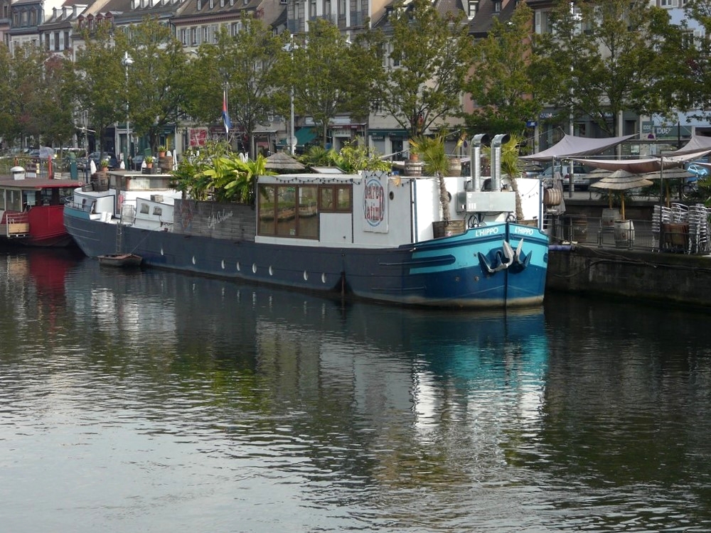 Auf dem ILL in Strasbourg hat das Restaurantschiff  L-Hippo  seinen Liegeplatz. 29.10.2011