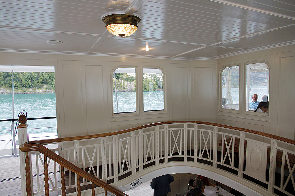Auf dem Oberdeck des Dampfschiffs  Gallia  befindet sich die 1. Klasse. Aufnahme im Treppenhaus, 12. Aug. 2011, 18:02