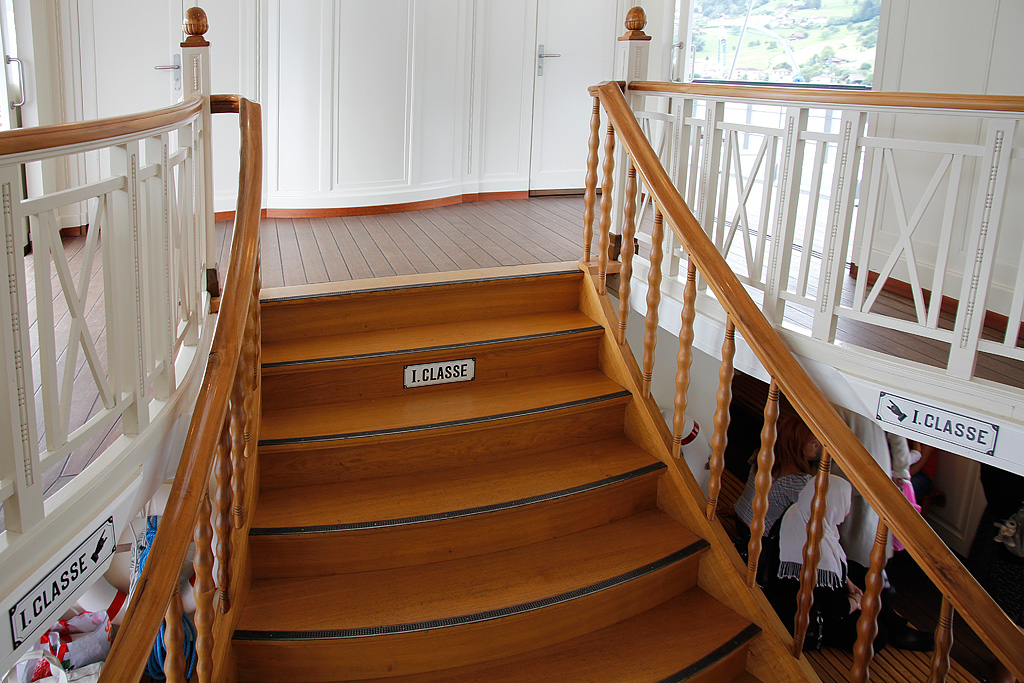 Auf dem Oberdeck des Dampfschiffs  Gallia  befindet sich die 1. Klasse. Aufnahme im Treppenhaus, 12. Aug. 2011, 18:04