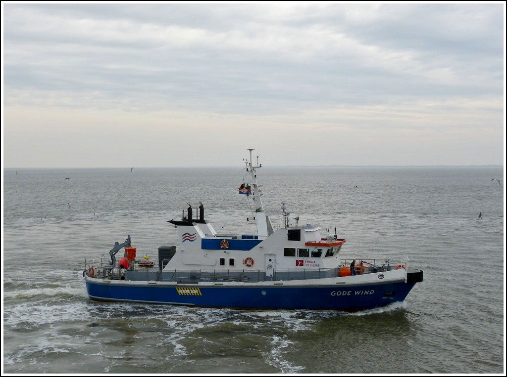 Auf dem Weg mit der Fhre von Norddeich nach Norderney begegnete uns dieses umgebaute Wasserschutzpolizeiboot  Gode Wind , welches jetzt zum Einsatz als Shuttletender in der Versorgung des Offshore-Windparks dient-  08.05.2012