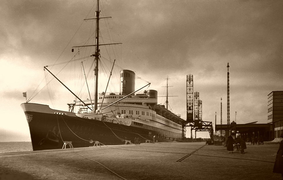 Aus dem Archiv der Groeltern, um 1932: Motorschiff Bremen am Bremerhavener Columbuskaje.