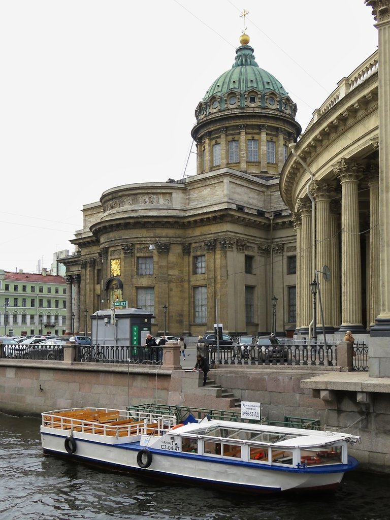 Ausflugsboot  чайка 1  (CHAIKA 1, Möwe 1) vor der Kasaner Kathedrale in St. Petersburg, 10.9.17