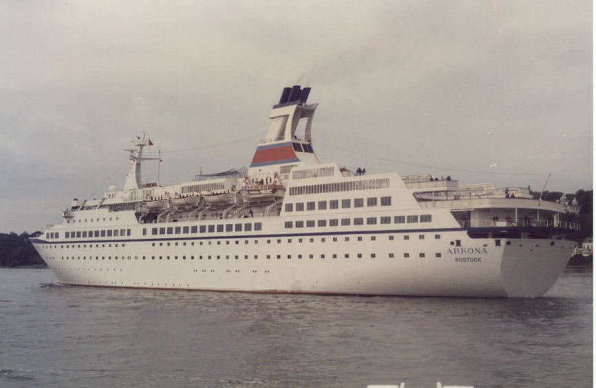 Auslaufen vom Hamburger Hafen Mai 1985 die MS ARCONA. Die Jungfernfahrt des Schiffes fand ab dem 24.11.1981 statt. Nach erfolgter Erprobung wurde das Schiff mit dem 4.12.1981 als Astor an die KG Kymo Hamburg abgeliefert. Mit dem 29.08.1985 bernahm der VEB Deutfracht/Seereederei Rostock das Schiff und es wurde unter dem Namen Arkona in Dienst gestellt. Nach dem Mauerfall der DDR, wurde es 2002 in Astoria umbenannt. Ursprnglich sollte die Astoria im Oktober 2009 als Saga Pearl II fahren. Am 5.8.2009 wurde die Astoria von Saga Cruises ersteigert. Das Schiff soll ab Mitte Mrz 2010 unter dem Namen SAGA PEARL II zum Einsatz kommen.(scan vom Papierbild)