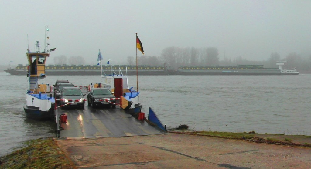 Autofhre Orsoy/Walsum am Rhein am 16.Februar 2012 am Orsoyer Anleger.