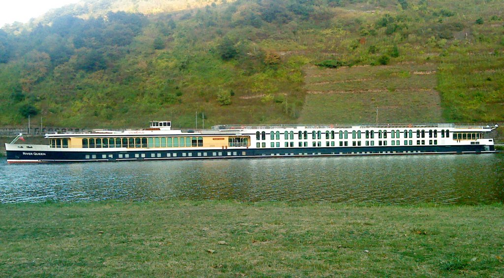 Bei St.Aldegund / Mosel liegt das Flusskreuzfahrtschiff  River Queen  vor der Schleuse Richtung Koblenz. Abgelichtet am 12.09.2009.