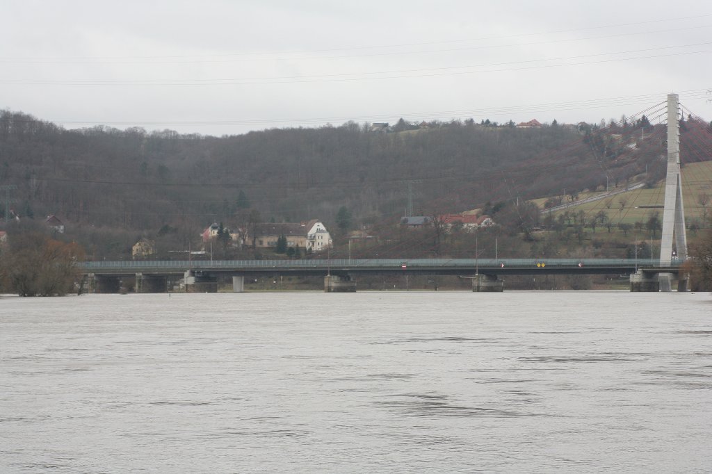 Blick auf die Elbe bei Hochwasser, Bahn und Straenbrcke Niederwartha,  am 03.02.2013 gegen 12:35 Uhr