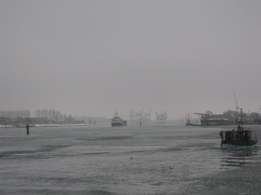 Blick in den Seekanal von Warnem�nde-Rostock. 07.02.2010 