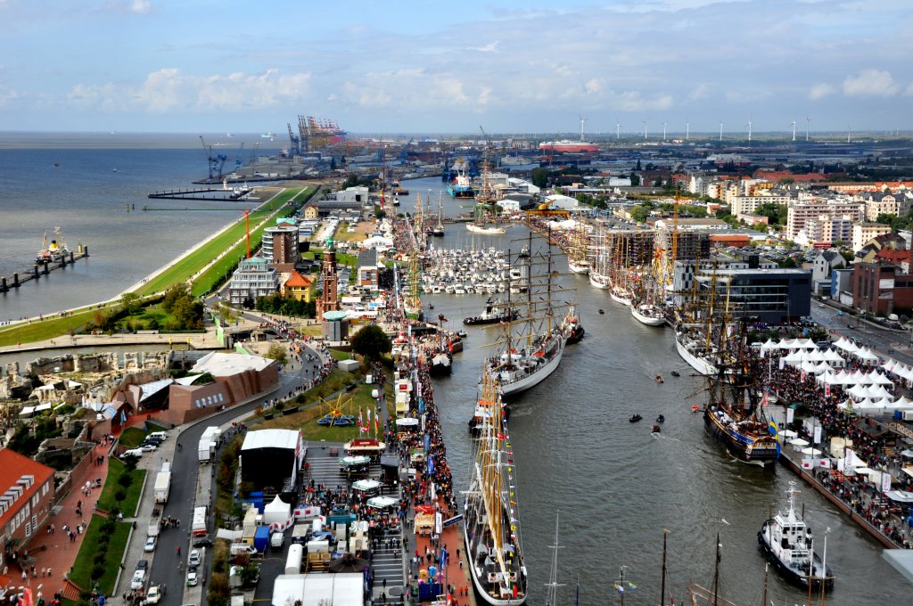 Blick ber den Neuen Hafen bei der Sail 2010 in Bremerhaven am 25.08.2010