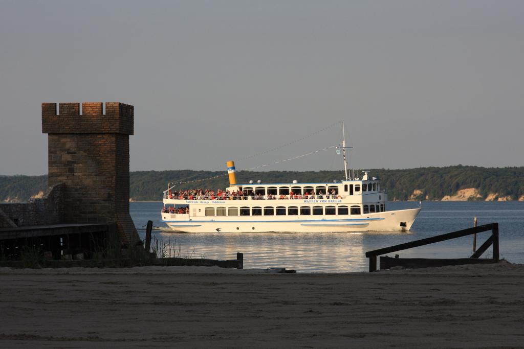 Blick ber die Strtebeker Bhne Ralswiek auf das vorber 
fahrende kleine Fahrgastschiff
Wappen von Breege am 24.06.2010.