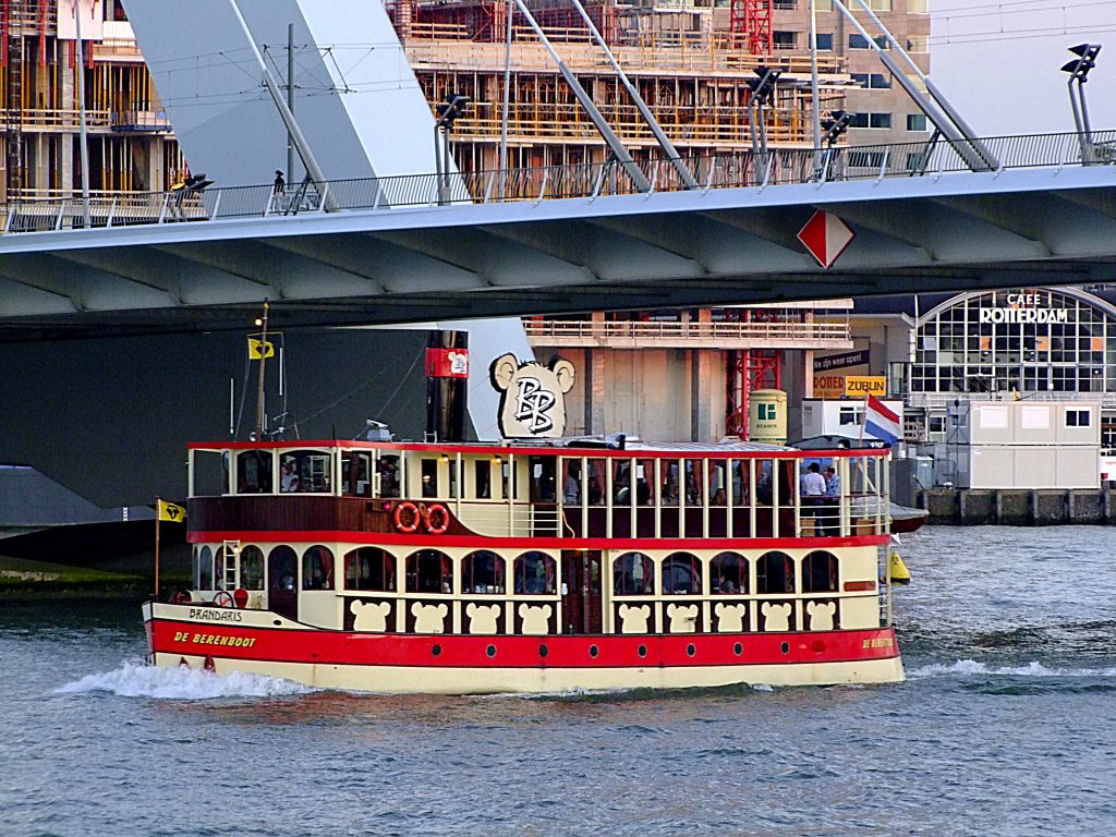 BRANDARIS; DeBerenboot(2320393; L=25; B=6,6mtr; Baujahr1992) bietet 180 Passagieren Platz, und unterfhrt die Erasmusbrug in Rotterdam;110901