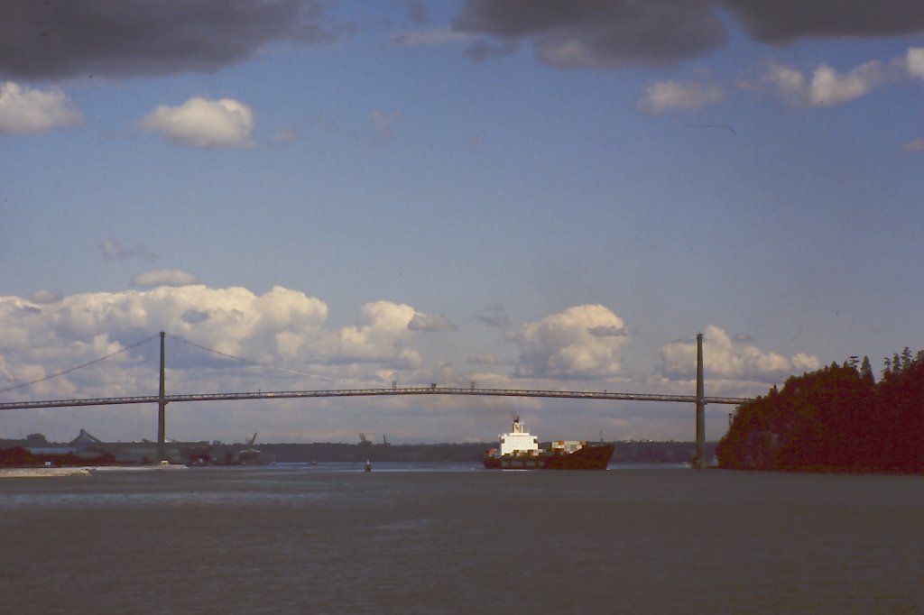 Containerfrachter unter der Lions Gate Bridges verlt den Hafen von Vancouver (Burrard Inlet) im Mai 1986. 