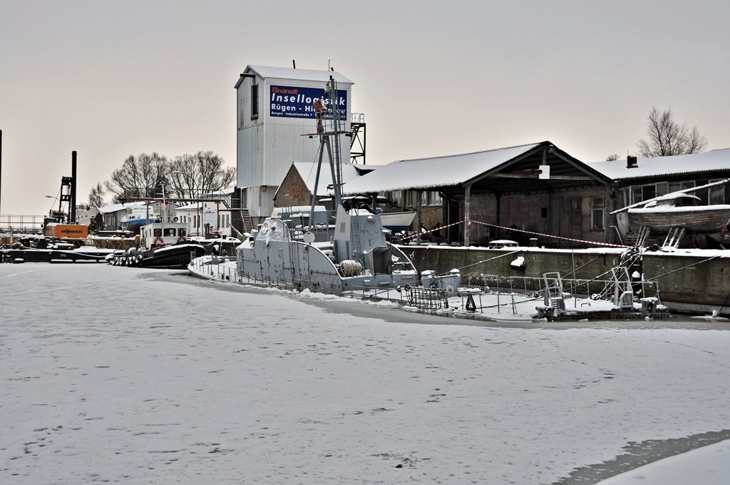 das alte Schnellboot der Bundesmarine im Stralsunder Hafen hat den Kampf mit Vterchen Frost verloren, Leck geschlagen durch Eisgang, 18.01.2010