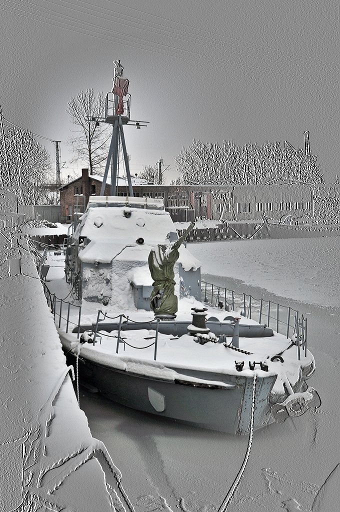 das alte Schnellboot der Bundesmarine im Stralsunder Hafen fest in der Hand von Vterchen Frost, Leck geschlagen durch Eisgang und sieht fast aus wie ein halbes U-Boot im Eismeer, 18.01.2010