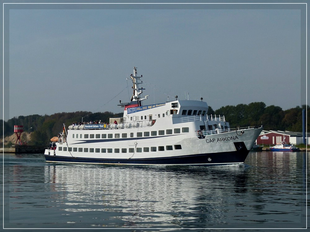 Das Ausflugschiff  CAP ARKONA  fhrt am 26.09.2011 in den Hafen von Sassnitz ein.  Schiffsdaten:  Imo 7802108, Bj 1979, L 46m, B 9m. 