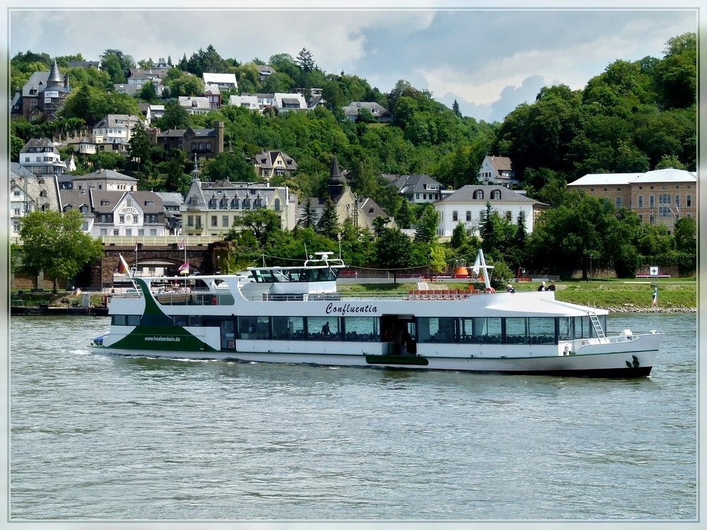 Das Ausflugschiff  CONFLUENZIA  hat auf dem Rhein gewendet und steuert nun ihre Anlegestelle in Koblenz an. 24.06.2011 