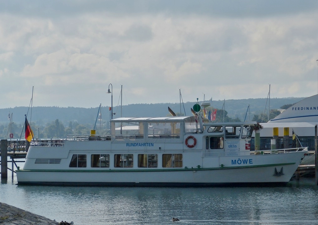 Das Ausflugschiff  MVE  aufgenommmen im Hafenbecken von Konstanz am 13.09.2012.