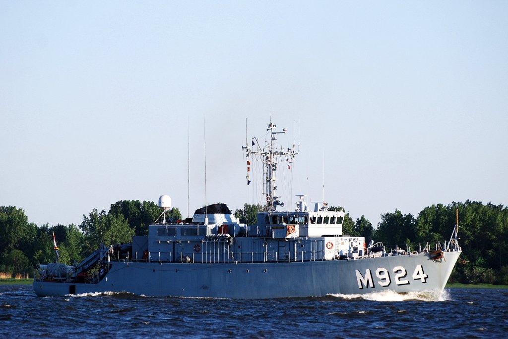 Das belgische Minensuchboot M924 Primula bei der Auslaufparade des 822 Hamburger Hafengeburtstag am 08.05.11 vor Schulau Wedel.