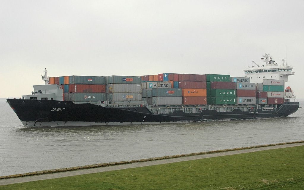 Das in China 2009 gebaute Containerschiff Carat  (IMO: 9429209) mit einer Lnge von 141m, einer Breite von 23m und einem Tiefgang von 7,90m aus Hamburg kommend, hier zur Einfahrt in die NOK-Schleuse Brunsbttel. Gesehen am 4.4.2011.