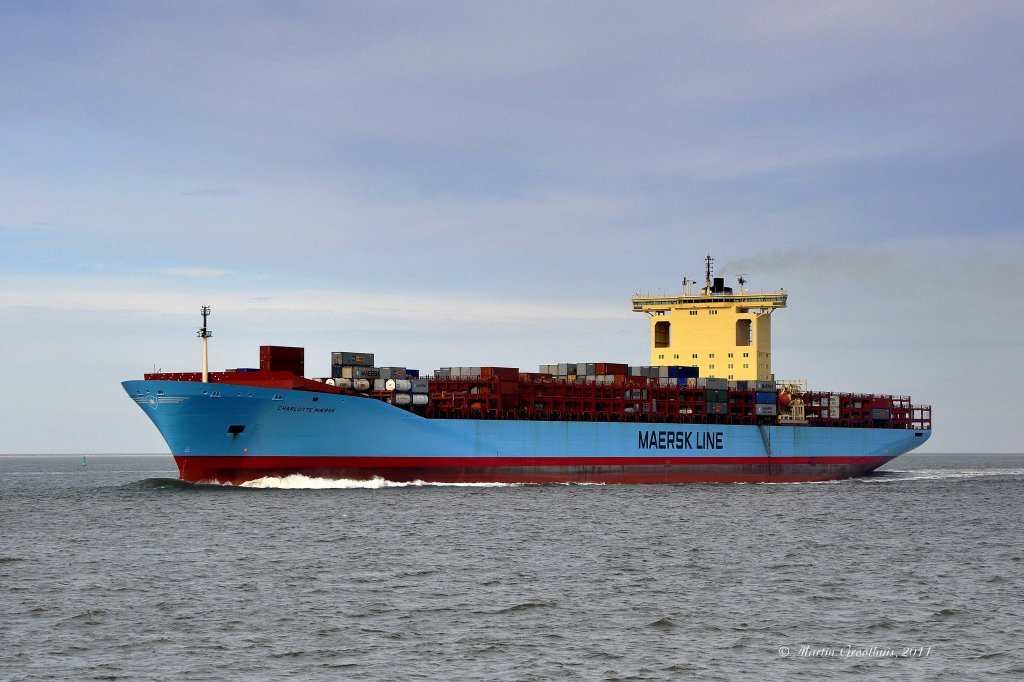 Das Containerschiff  Charlotte Maersk  am 11.09.2011 auf der Auenweser einlaufend Bremerhaven. L: 347m / B: 43m / Tg: 12,5m / 18 kn / Baujahr 2002 / Flagge: DK / IMO 9245744