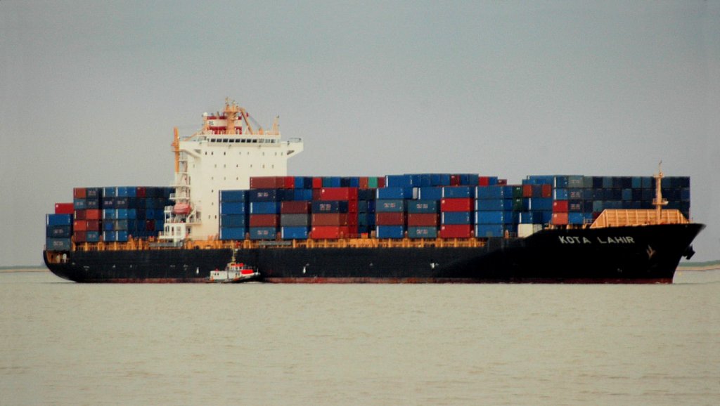 Das Containerschiff   KOTA LAHIR (IMO: 9322310) aus Hamburg in Richtung See. Bei Brunsbttel am 3.4.2011 abgelichtet. Noch hngt das Lotsenboot dran um den Lotsen von Bord zu holen.