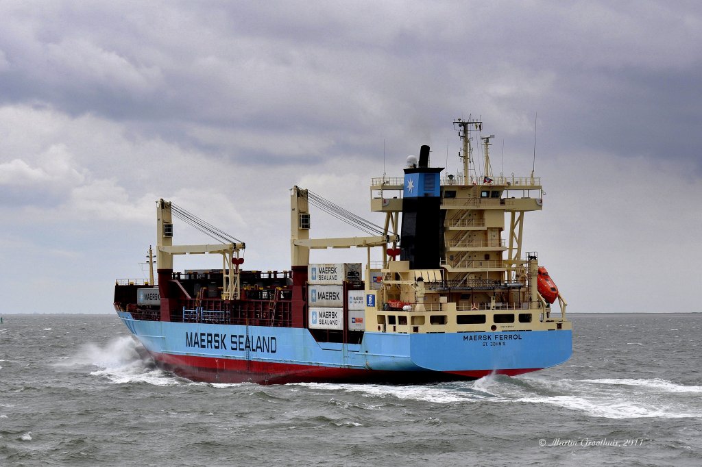 Das Containerschiff MS  Mearsk Ferrol  am 18.07.2011 bei Windstrke 6-8 auf der Auenweser einlaufend Bremerhaven. L: 134m / B: 19m / Tg: 8,5m / 21 kn / IMO 9297618