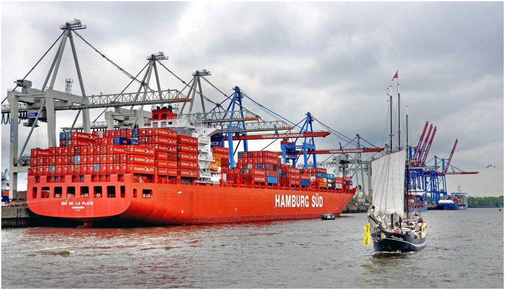 Das Containerschiff  Rio de la Plata  am 9.05.2010 in Hamburg. Lg.286m - Br.40m - Tg.13,5m - 23 Knoten - 80455 TWD - 5900 TEU - IMO 9357951 - Baujahr 2008.Rechts im Bild die  Regina Maris 