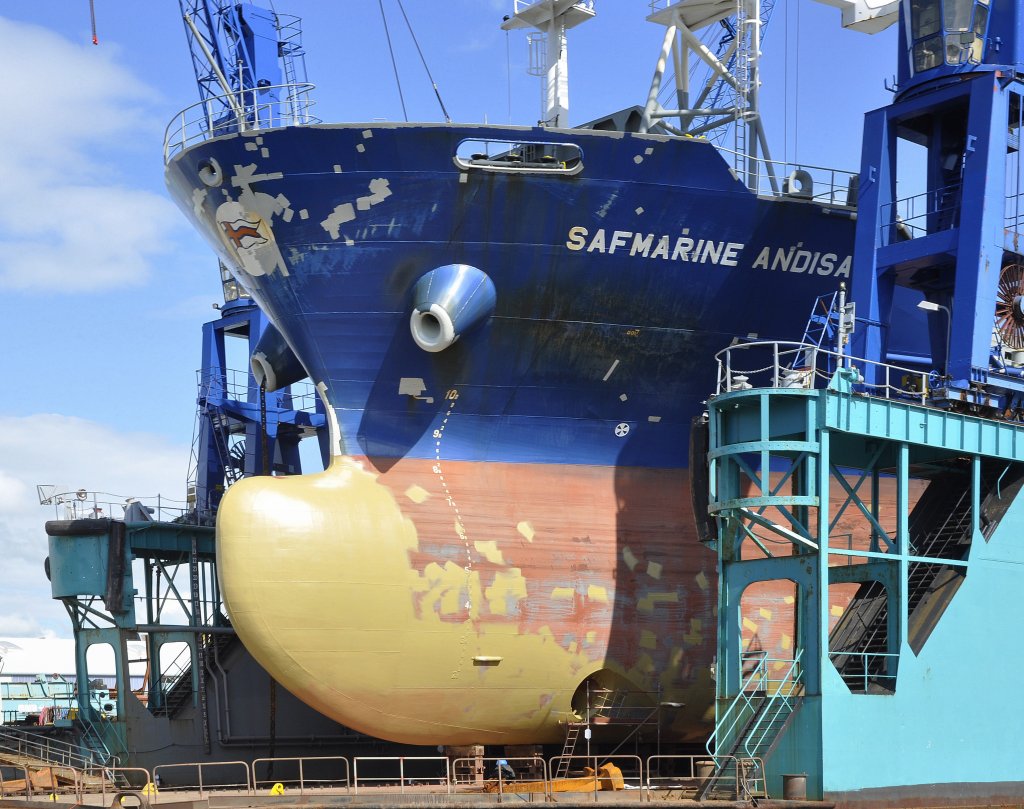 Das Containerschiff  Safmarine Andisa  am 24.06.2011 bei MTW zur berholung im Schwimmdock in Bremerhaven.
L: 139m / B: 22m / Tg:8,4m / 18 kn / Bj: 2008 / Flagge Schweiz / IMO 9359961