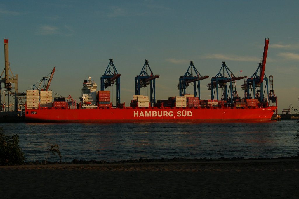 Das Containerschiff  Santa Catarina  wird auch noch am spten Abend, vom Elbstrand aus beobachtet, am Burchardkai in Hamburg beladen. 22.07.2013