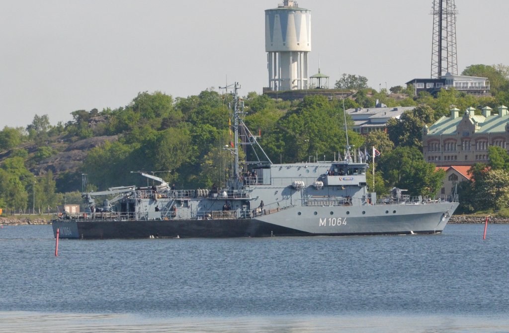 Das deutsche Marine Mienensuchgeschwader mit M1063, M1064, M1099 und dem Tender A514 besuchte Karlskrona. Hier am 27.05.2012 beim verlassen des Hafens. Hier M1064.