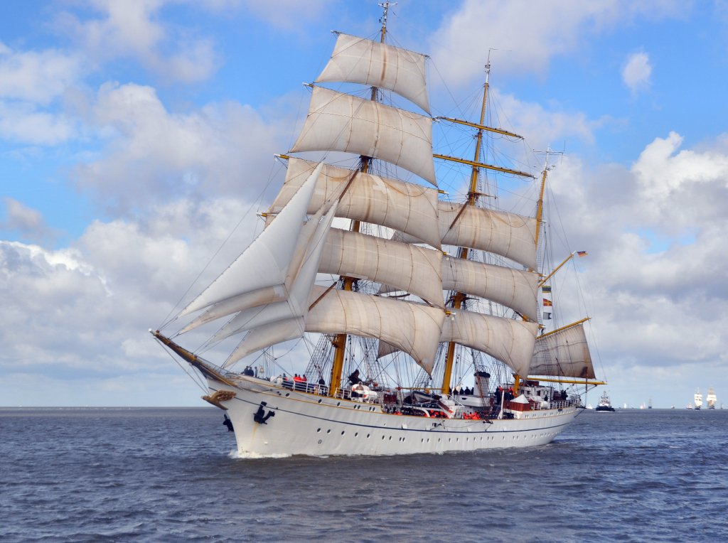 Das deutsche Segelschulschiff  Gorch Fock  am 25.08.2010 einlaufend Bremerhaven (Sail 2010) Aufnahme von Bord des Raddampfers  Freya 