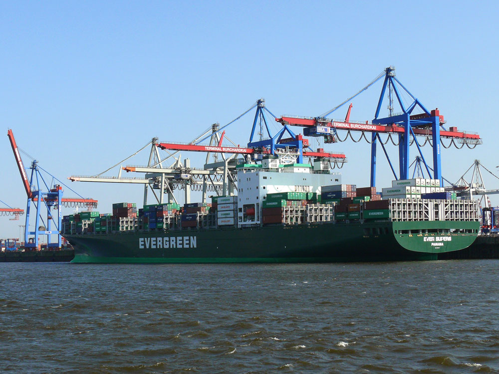 Das EVERGREEN Marine Containerschiff EVER SUPERB, Panama (IMO 9300427) L: 300m, B: 43m, gebaut 2006 bei MITSUBISHI HEAVY INDUSTRIES, KOBE JAPAN liegt zum Entladen auf der Elbe am Burchardkai im Hamburger Hafen; 16.04.2009
