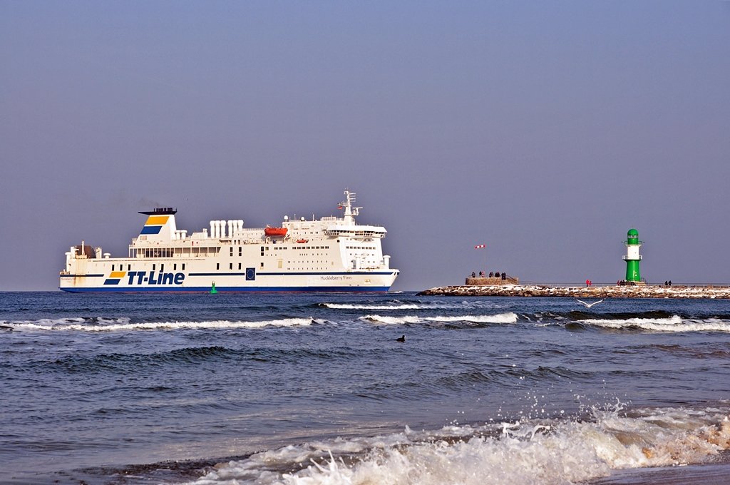 das Fhrschiff  Huckleberry Finn  luft in den Rostocker Hafen ein und passiert gerade Rostock Warnemnde am 06.02.2010