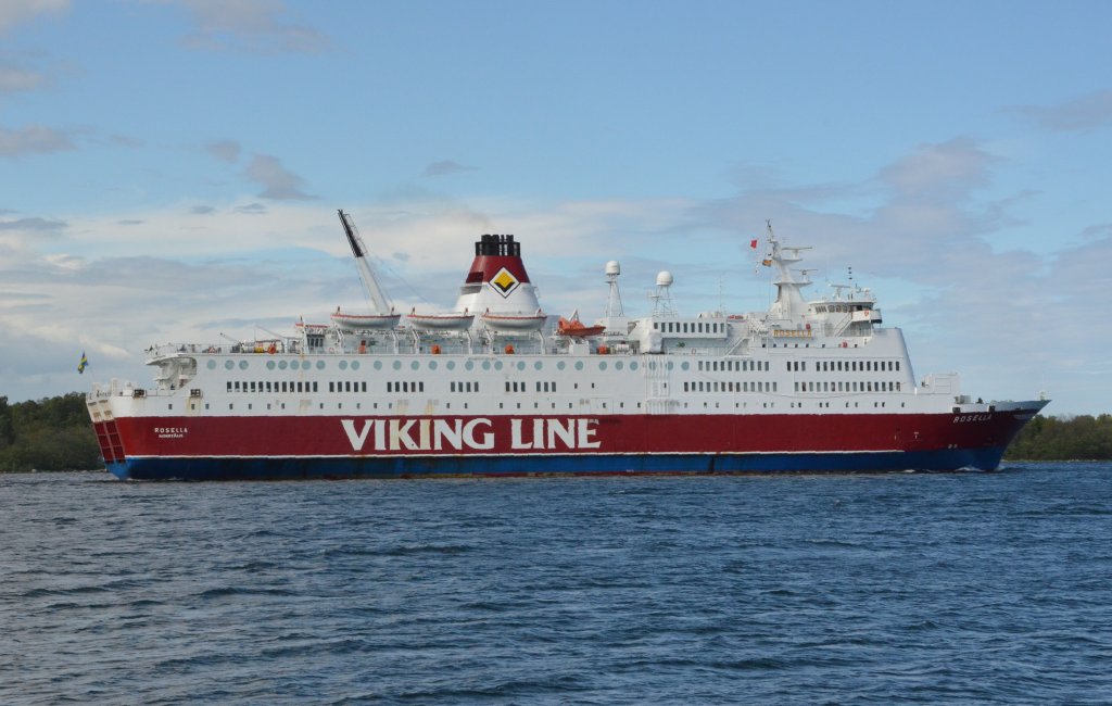 Das Fhrschiff Rosella von Viking Lines mit Heimathafen Norrtlie hat gerade den Hafen Kapellskr Richtung Mariehamn am 05.06.2012 verlassen.