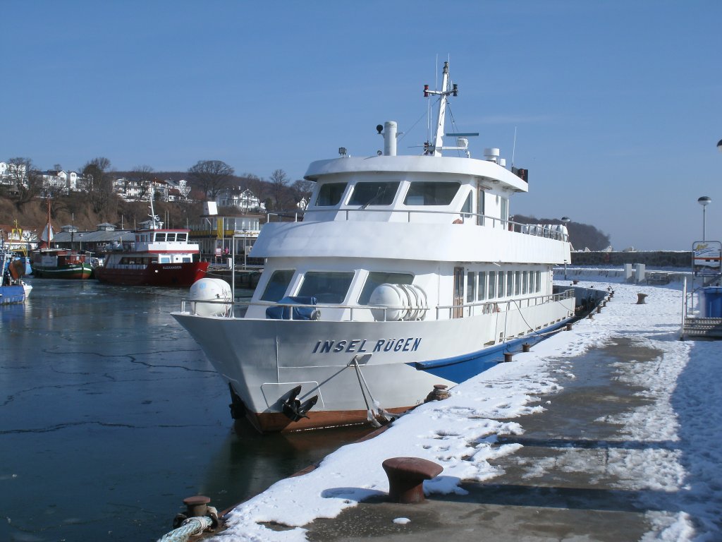 Das Fahrgastschiff  INSEL RGEN  lag,am 16.Mrz 2013,im Stadthafen Sassnitz noch im Winterschlaf.