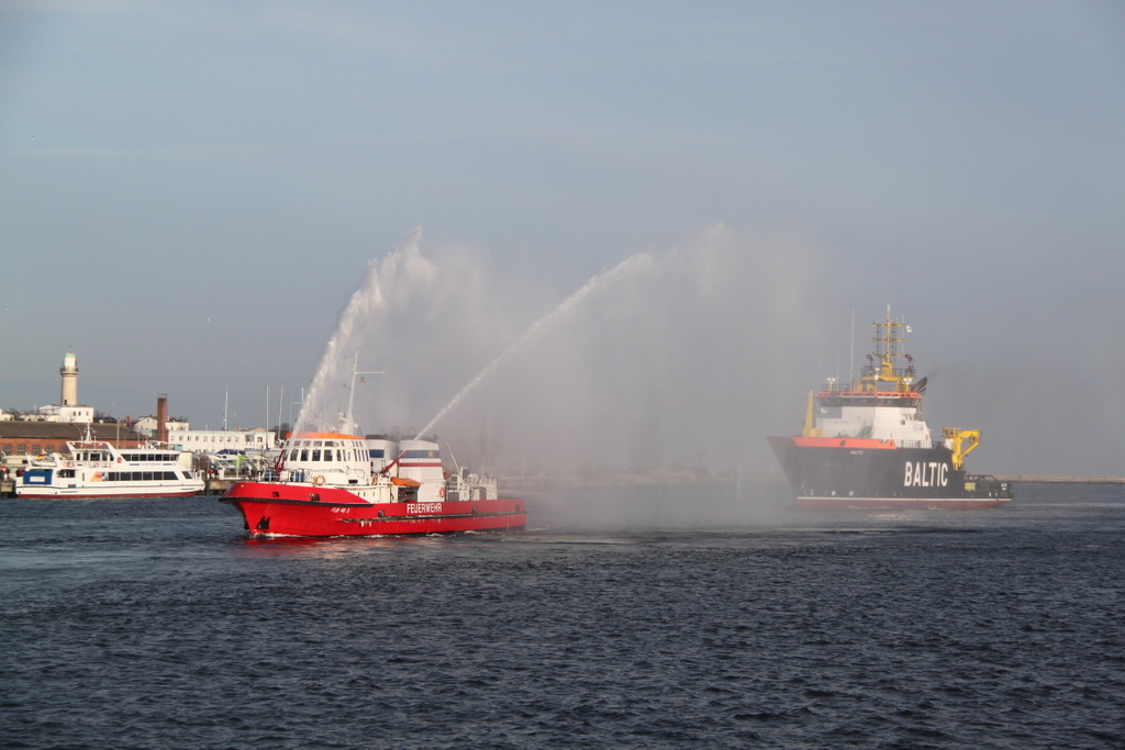 Das Feuerwehrlschboot machte ein schne Wasserfontne im Hafen Warnemnde.16.03.2013