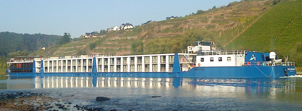 Das Flusskreuzfahrtschiff  Ms Avalon Tranquility bei Kobern-Gondorf auf der Mosel. Gesehen und abgelichtet am 8.9.2009. 
Techniche Daten: Lnge 135m, Gebaut 2007, Decks 4,Passagiere 178, Besatzung 43.
